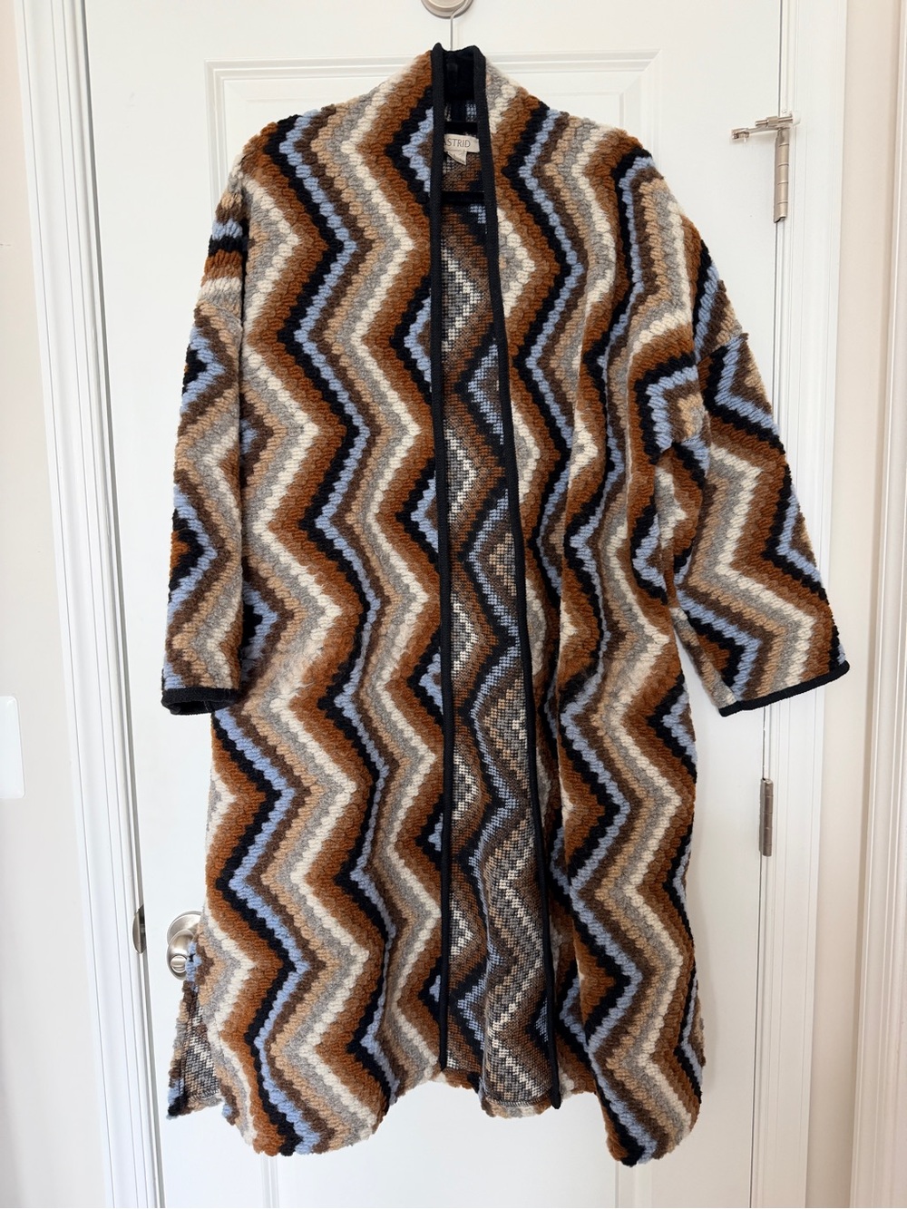 Astrid Patterned Zigzag Knit Duster Coatigan in Brown & Blue - Picture 4 of 7